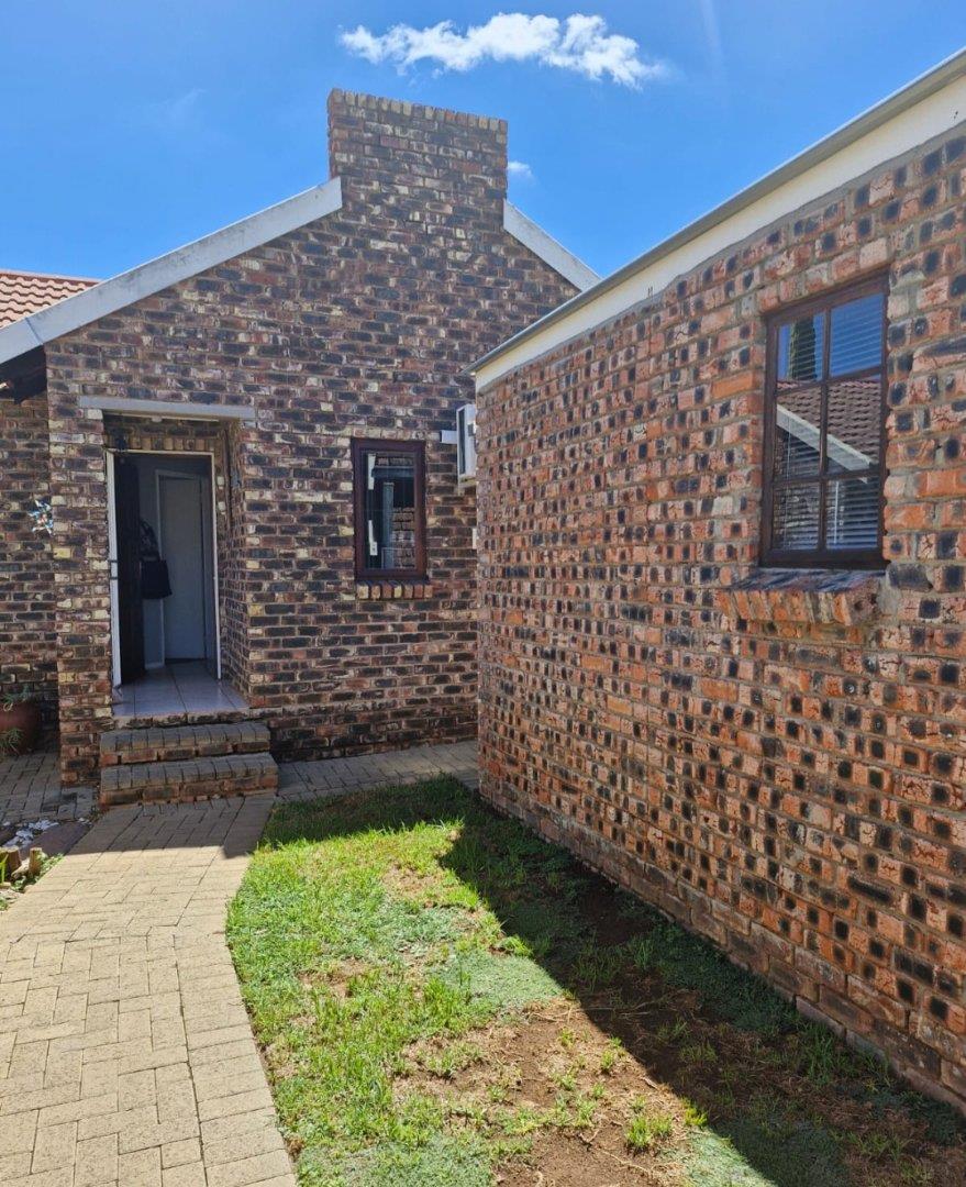 2 Bedroom Property for Sale in Langenhovenpark Free State